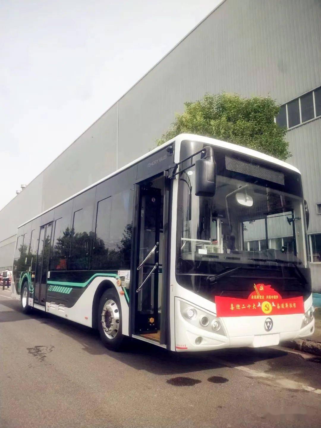 目前,开封公交精心组织实施新车上线相关工作,以保证60辆新车顺利投入