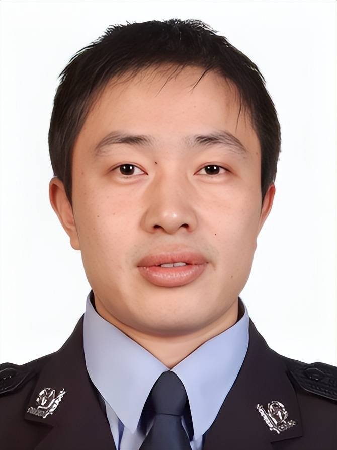 高安市人民政府副市长,公安局局长张坚,男,汉族,1975年9月生,在职研究