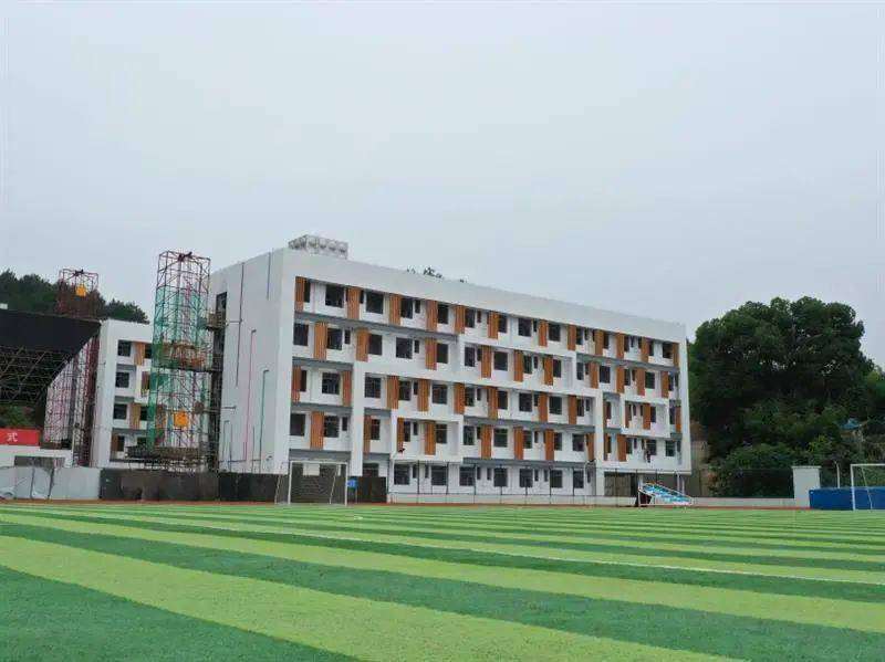6月9日,记者来到杭州建兰教育集团龙泉二中扩建工程(二期)现场,项目