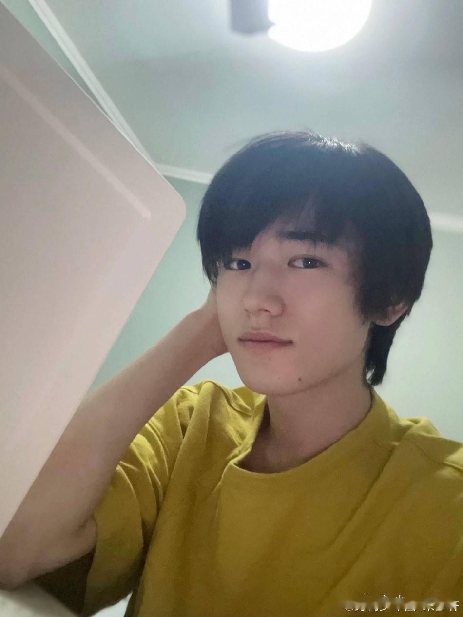 宋亚轩高考后首晒自拍笑容温暖网友直呼好想你