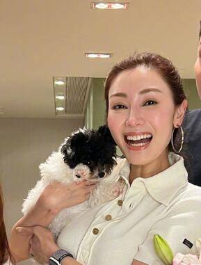 52岁李嘉欣提前庆生红光满面贵气十足价值不菲的腰带引起所有人注意