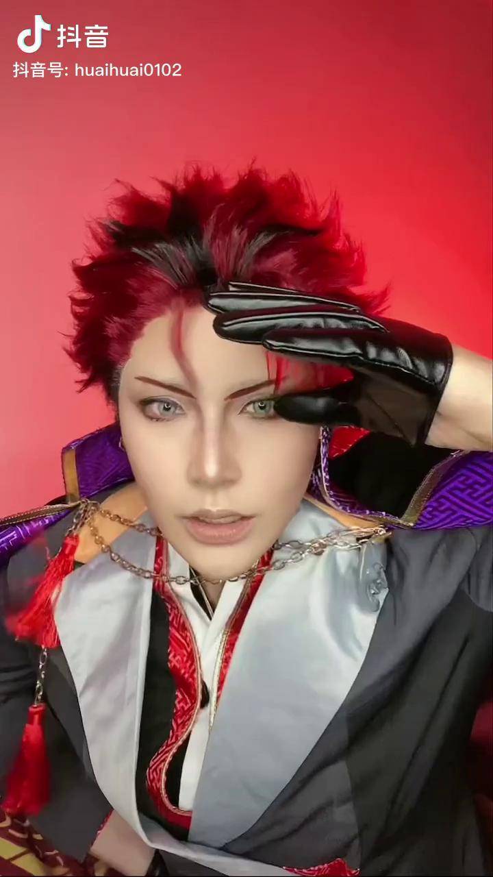 楼上风好吹所以刘海在动鬼龙红郎