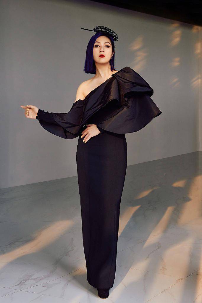 杨千嬅声生不息最新一期造型写真斜肩礼服高贵冷御气场足