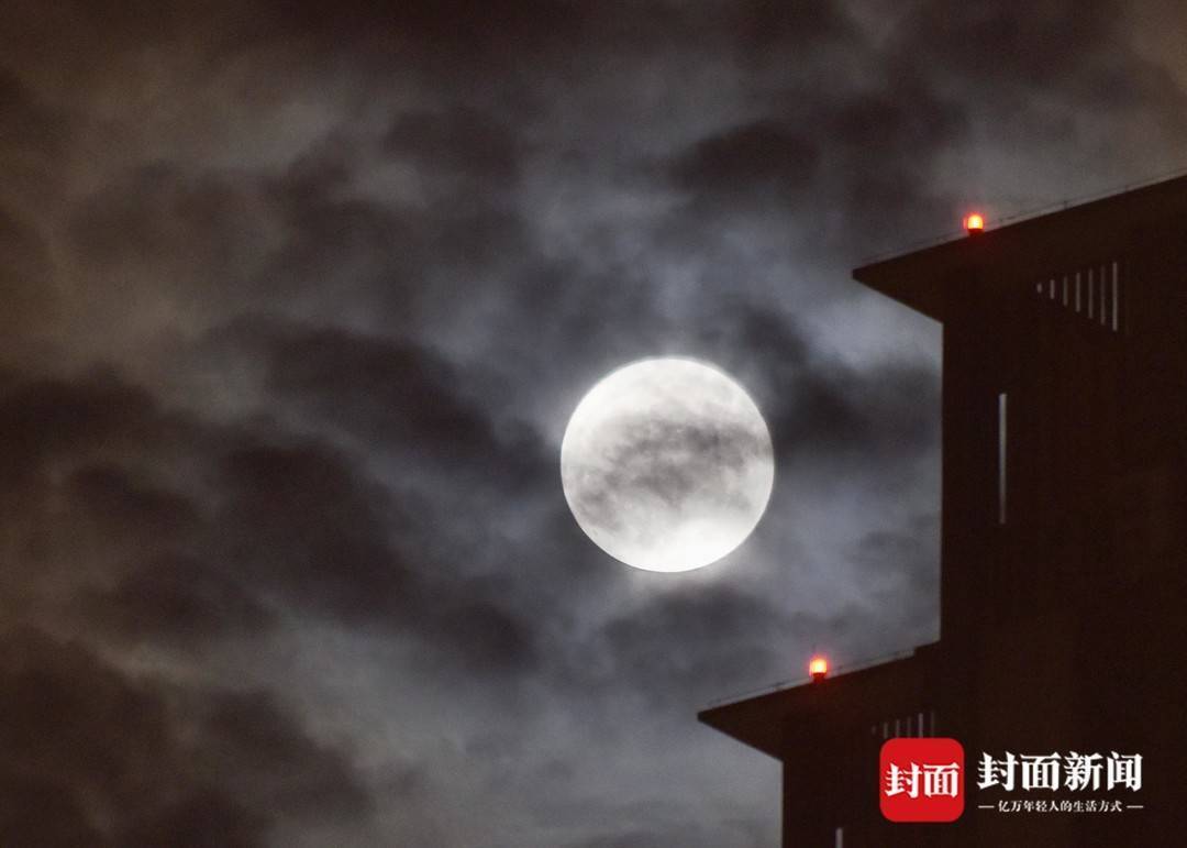 终于等到你 今晚“超级月亮”现身蓉城夜空｜图集