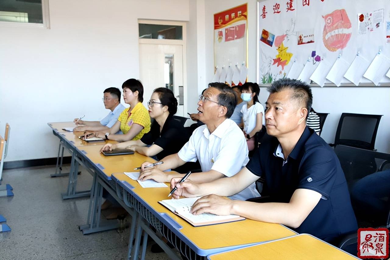 义战鹰到酒泉职业技术学院听思政课