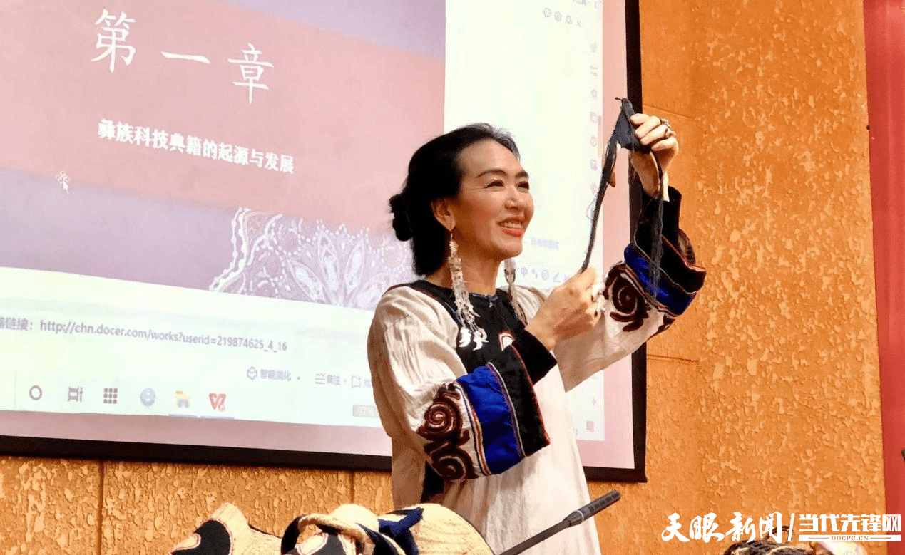 王富慧进行专题讲座王富慧表示,希望在座师生用个人的方式讲好民族