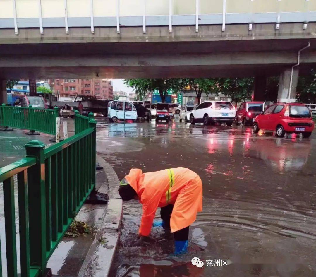 環衛加強雨後清理保障路面暢通_道路_積水_兗州