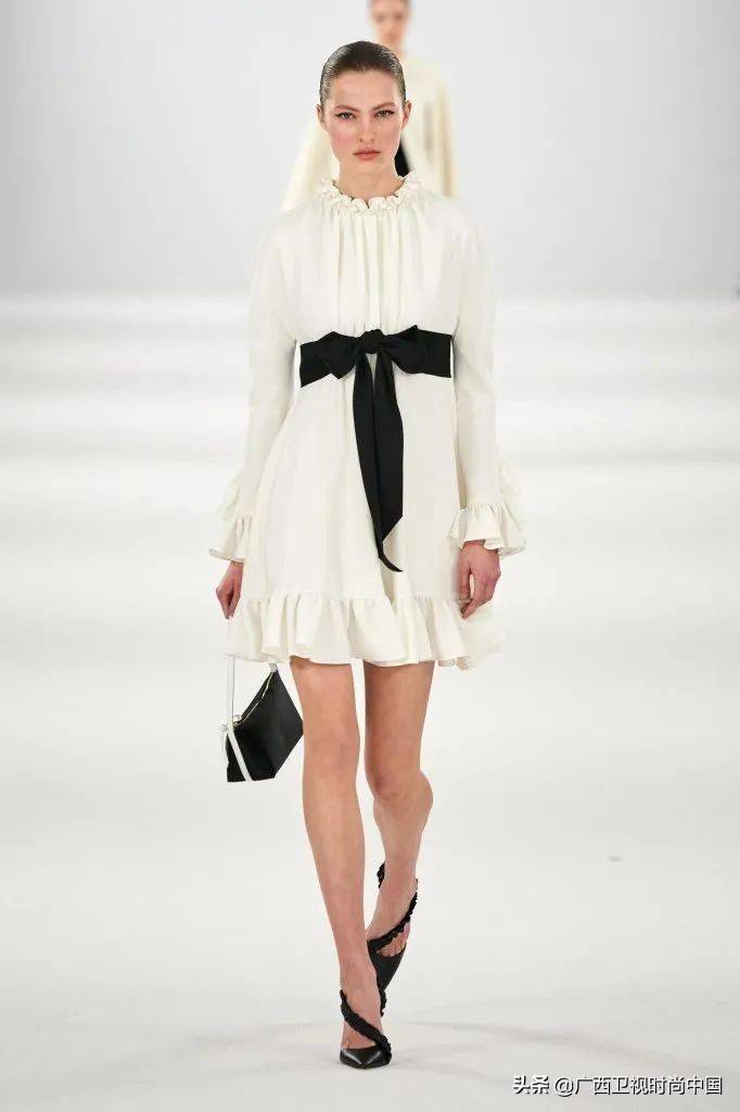 经典又年轻的迷你裙最适合夏天了