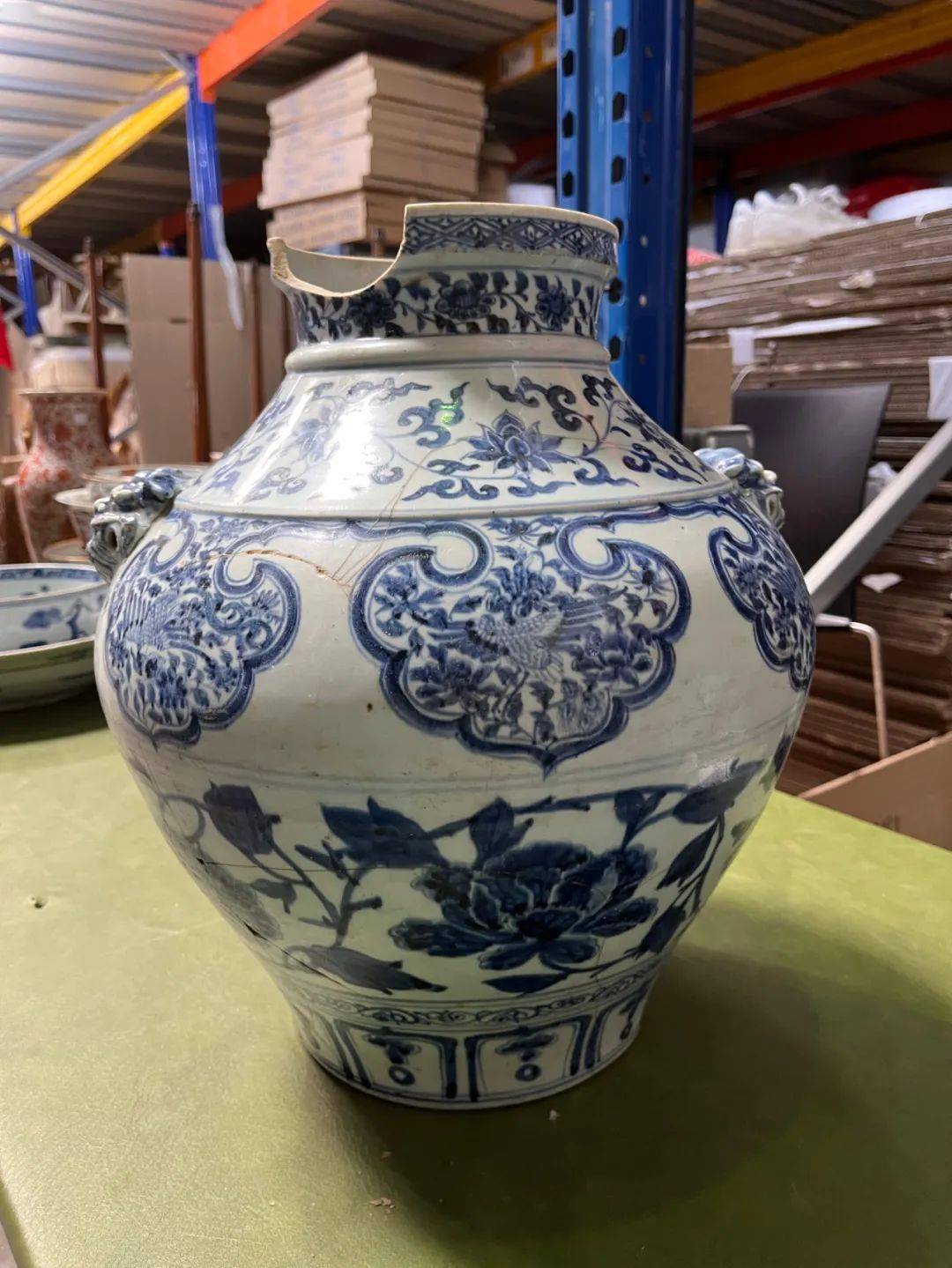 更多细节图此罐口沿明显缺失,器身有修,釉面有磨损和划痕,因元青花