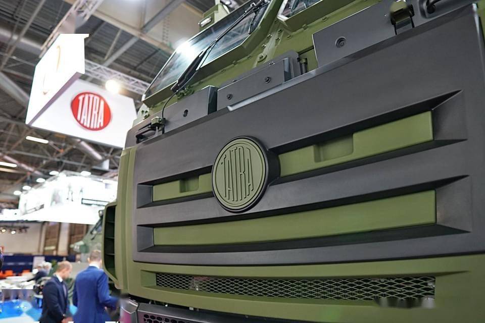太脱拉3款8x8军用底盘车型亮相2022欧洲国际防务展