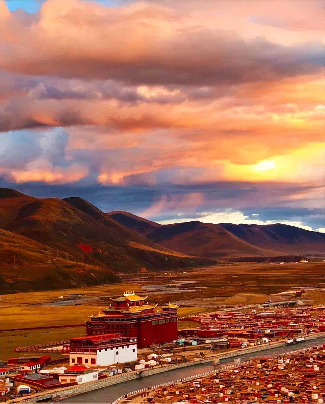 四川·亚青寺,清晨,河水闪耀着金光,颂经声远远传来