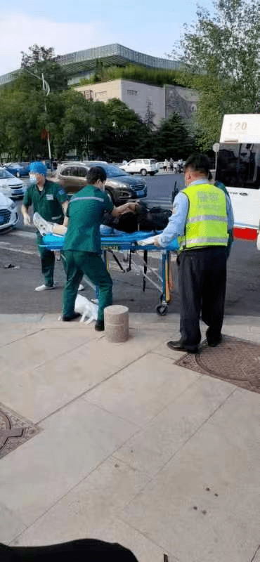 威海一摩托车与汽车相撞