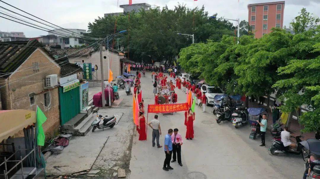 6月14日上午,占陇镇旧地村和南径镇青洋山村张灯结彩,彩旗飘扬,鼓乐喧