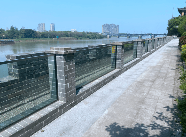 这段2021年4月完工的防洪墙长达851米,采用高度1-1.