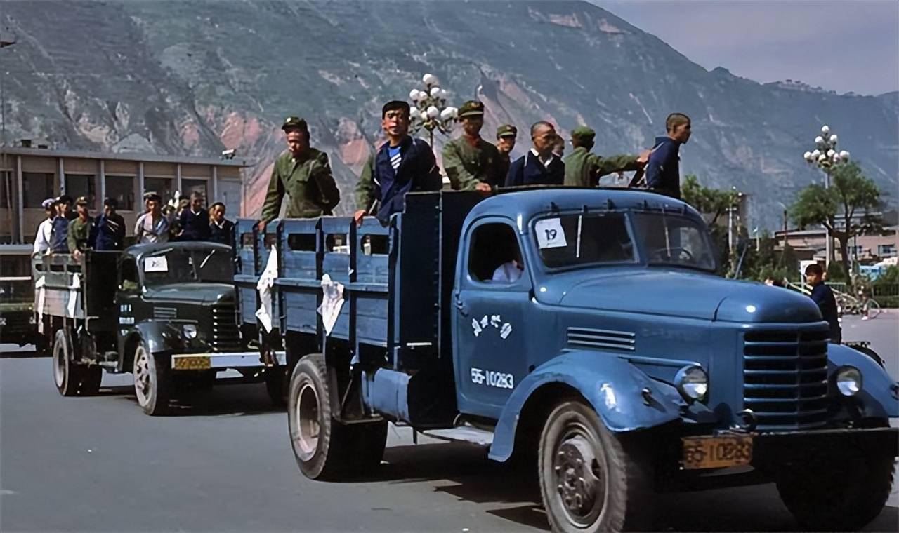 83年中国首次严打唐山菜刀队砍伤军人600多人被捕枪毙50余人