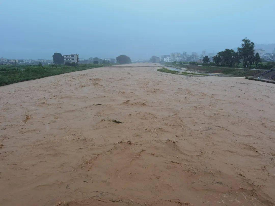 揪心河源多地遭遇暴雨引发洪水2名特警为救人被吸入20米涵洞