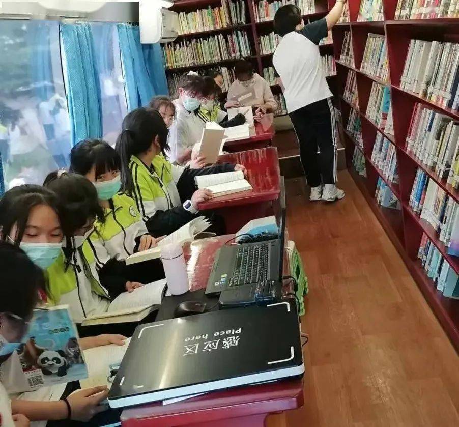 6月14日,流动图书馆车开进威海十中,在图书馆工作人员和学校老师的
