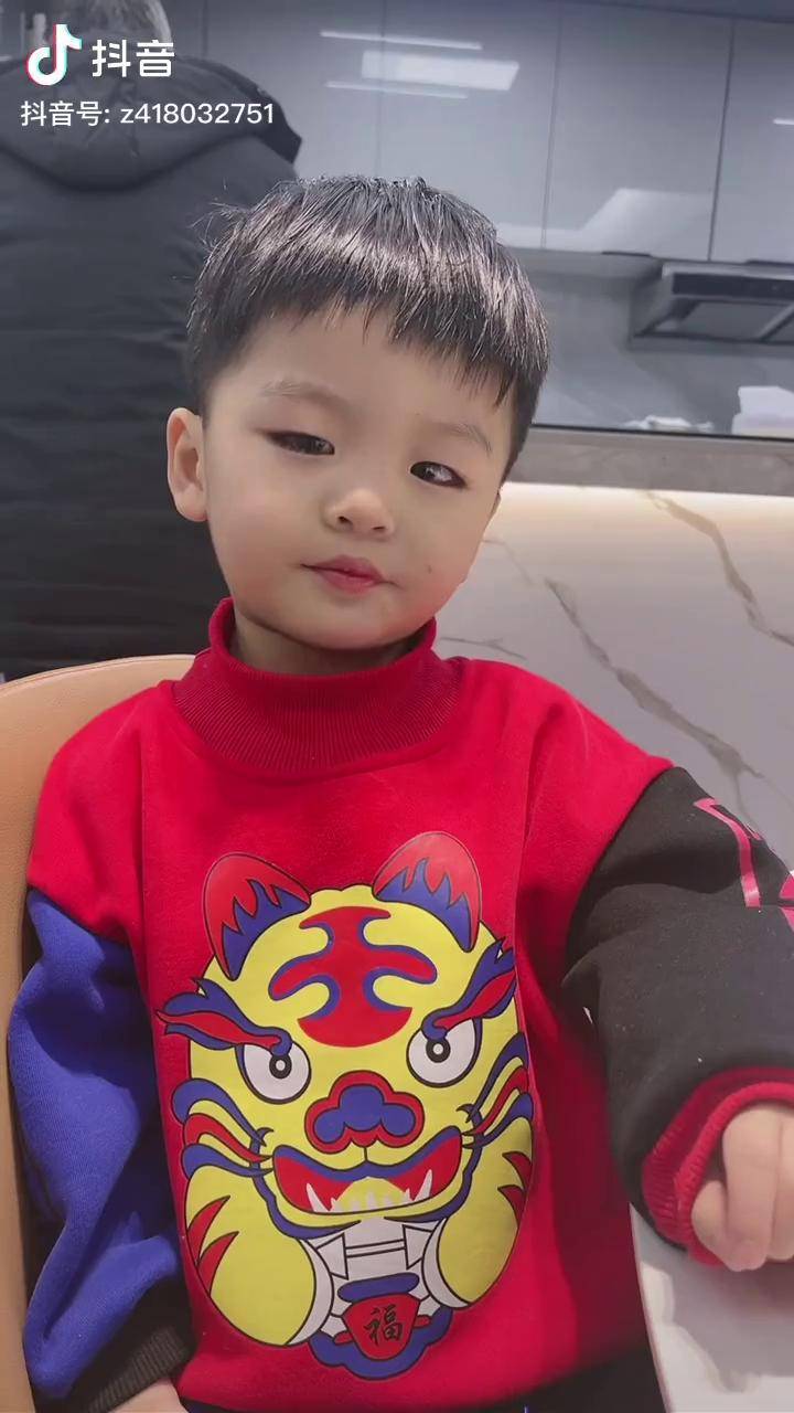 哎妈呀过年忙里忙外的可太累人了年夜饭刚放下饭碗小宇哥就困前后摇摆