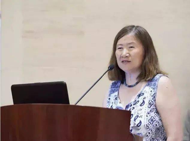 袁劲梅,系美国克瑞顿大学(creighton university)哲学系的终身教授