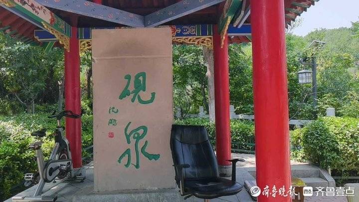 济南砚泉水深危险,护栏围起来竟还有人冒险游泳_泉池_砚池_碑刻