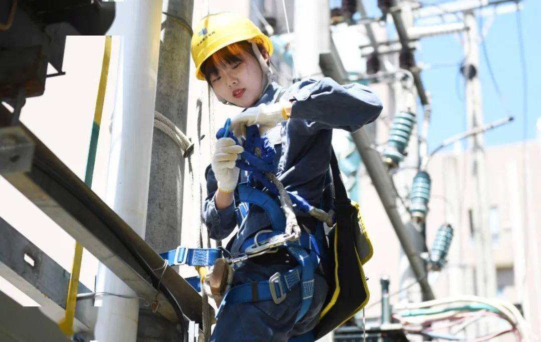 10分钟完成高空作业,95后深圳"爬杆"小姐姐太飒了!_李培绮_工作_女生