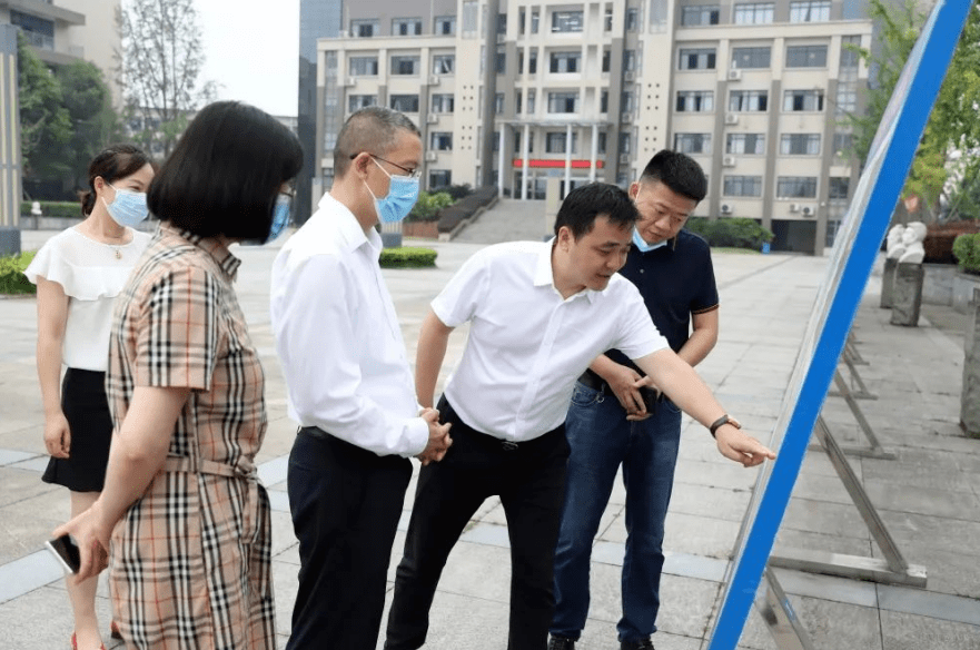 眉山市委教育工委书记,市教体局党委书记,局长郭建国到车城中学听课并