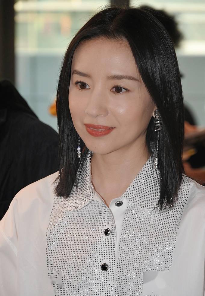 董洁的美很大气穿基础色衬衫照样优雅人过中年看着还像小姑娘