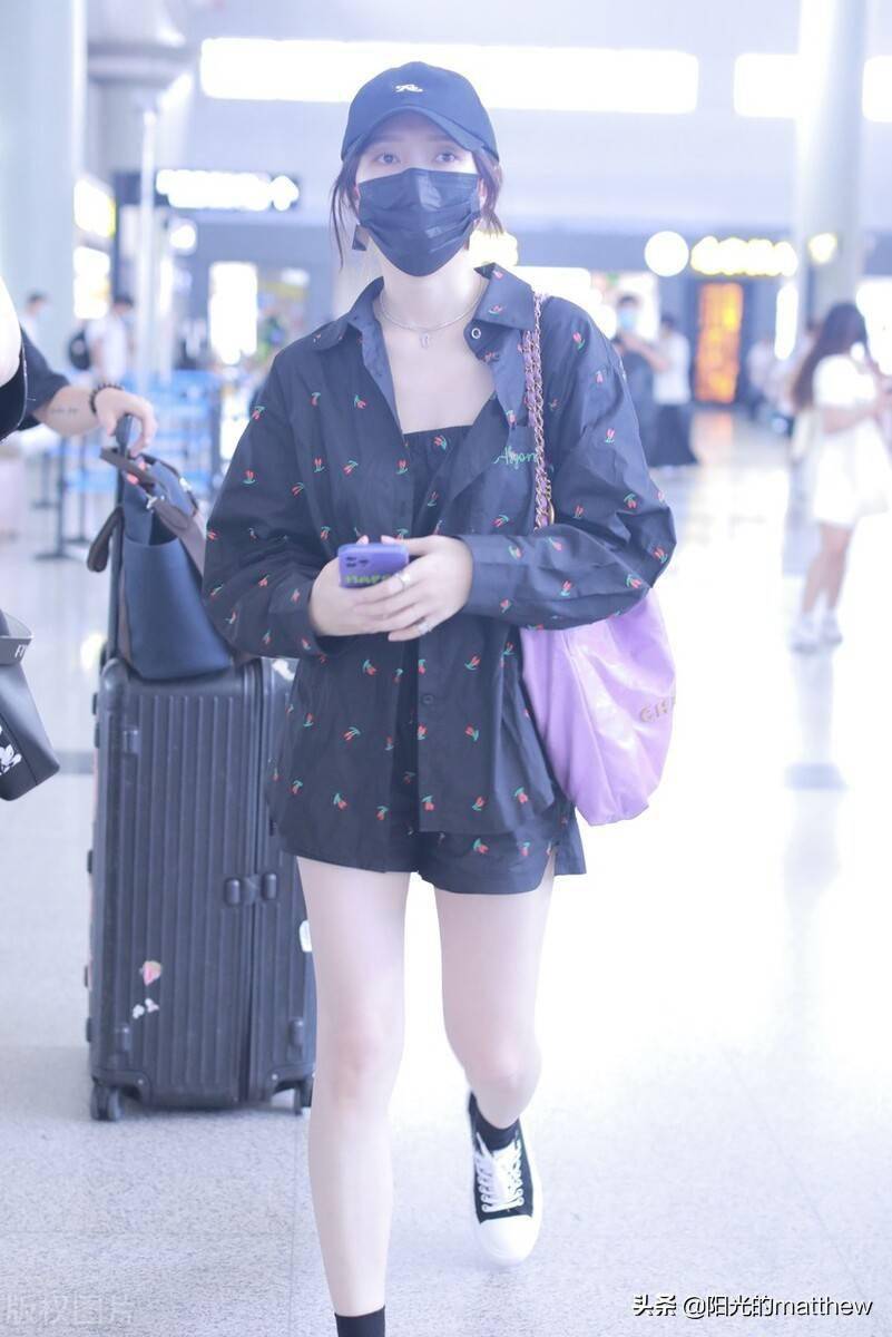 孟佳戴现身长沙机场黑色印花短裤套装长腿吸睛