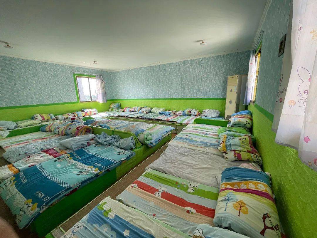 检查中发现辖区一幼儿园在园内四楼私自搭建阁楼自建房,用作幼儿午睡