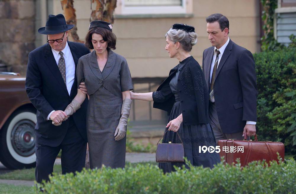 安妮海瑟薇母性本能曝路透神情悲痛演技精湛