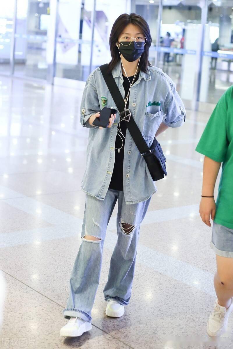 街拍傅菁黑色挎包白色运动鞋率性十足