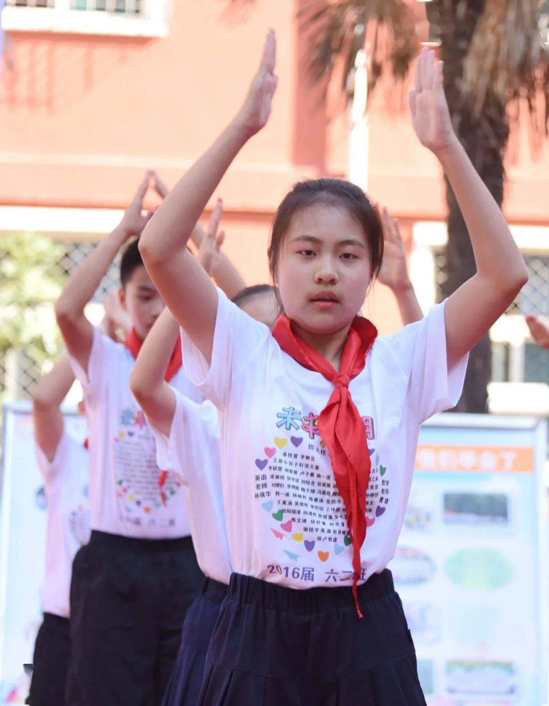 《少年》手势舞小学生图片