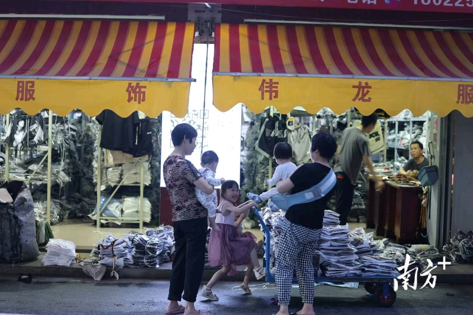 探访揭阳军埔电商村全国每7件衣服就有1件从这里卖出