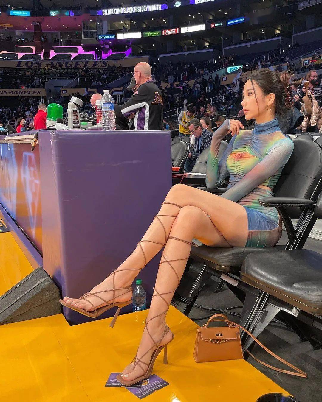 这位在nba场边看球的美女是谁