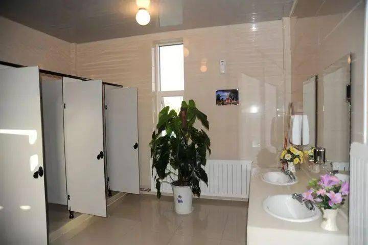 新疆克拉玛依厕所图片