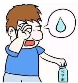 前段时间,一位4岁的孩子捂着眼睛来到门诊,表情非常痛苦,患儿在家中对