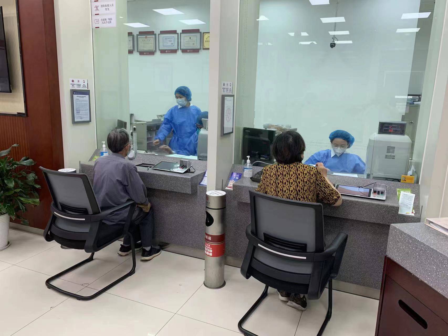 让老年人办业务更快,中行上海市分行为老年客户设专属窗口_服务_网点