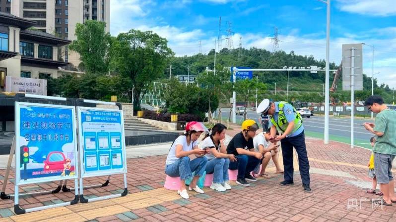 驾驶人正在接受学习教育(央广网发 通讯员供图)据了解,自6月1日起