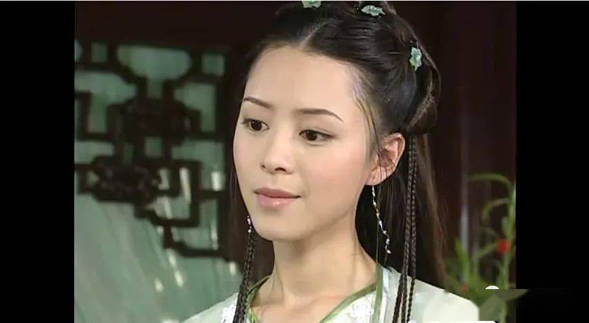 作为对比的是剧中另一章节故事中饰演小姐的张静初的端庄披发,服饰也