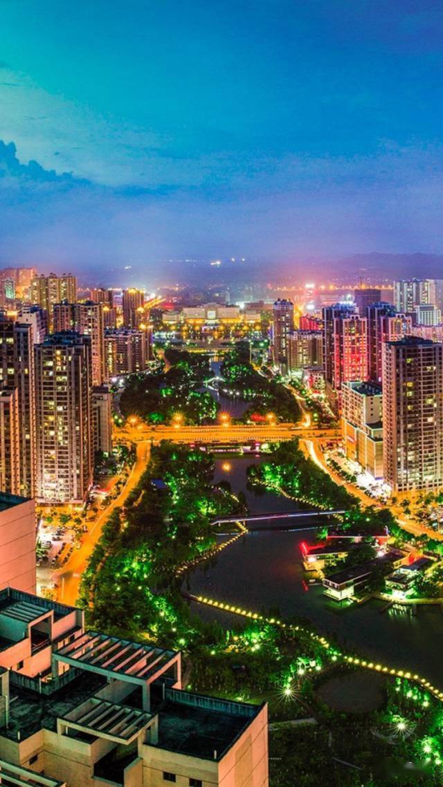 这是来宾桂中水城的夜景,从来宾饭店楼顶放眼望去,就是这么美