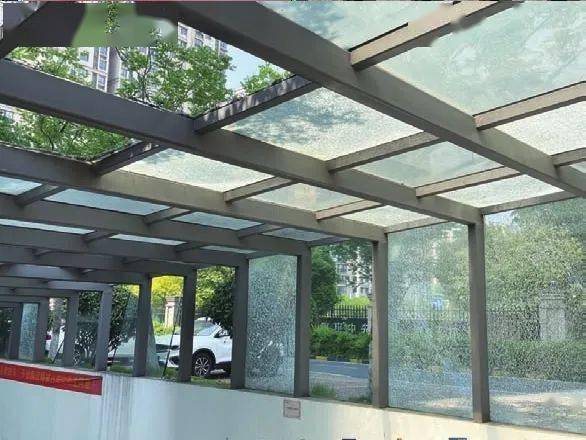 但也一直没看到有人来处理……地下车库的出入口由框架和钢化玻璃搭建