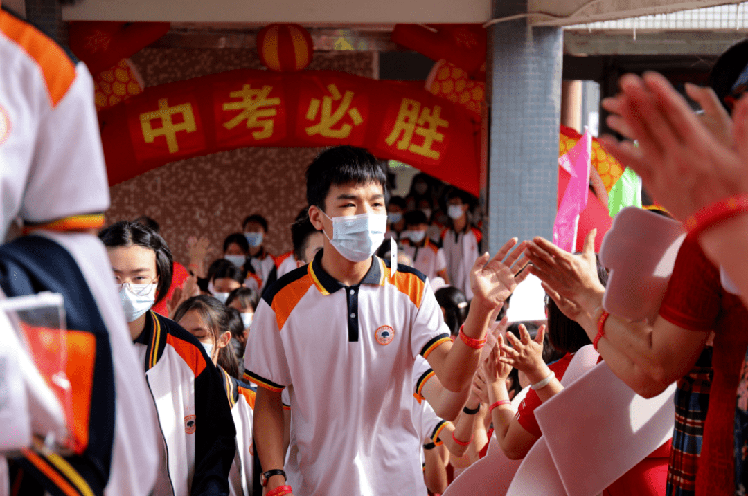 荔城三中初三教师易红香"希望通过与考生击掌,拥抱,给他们信心和力量