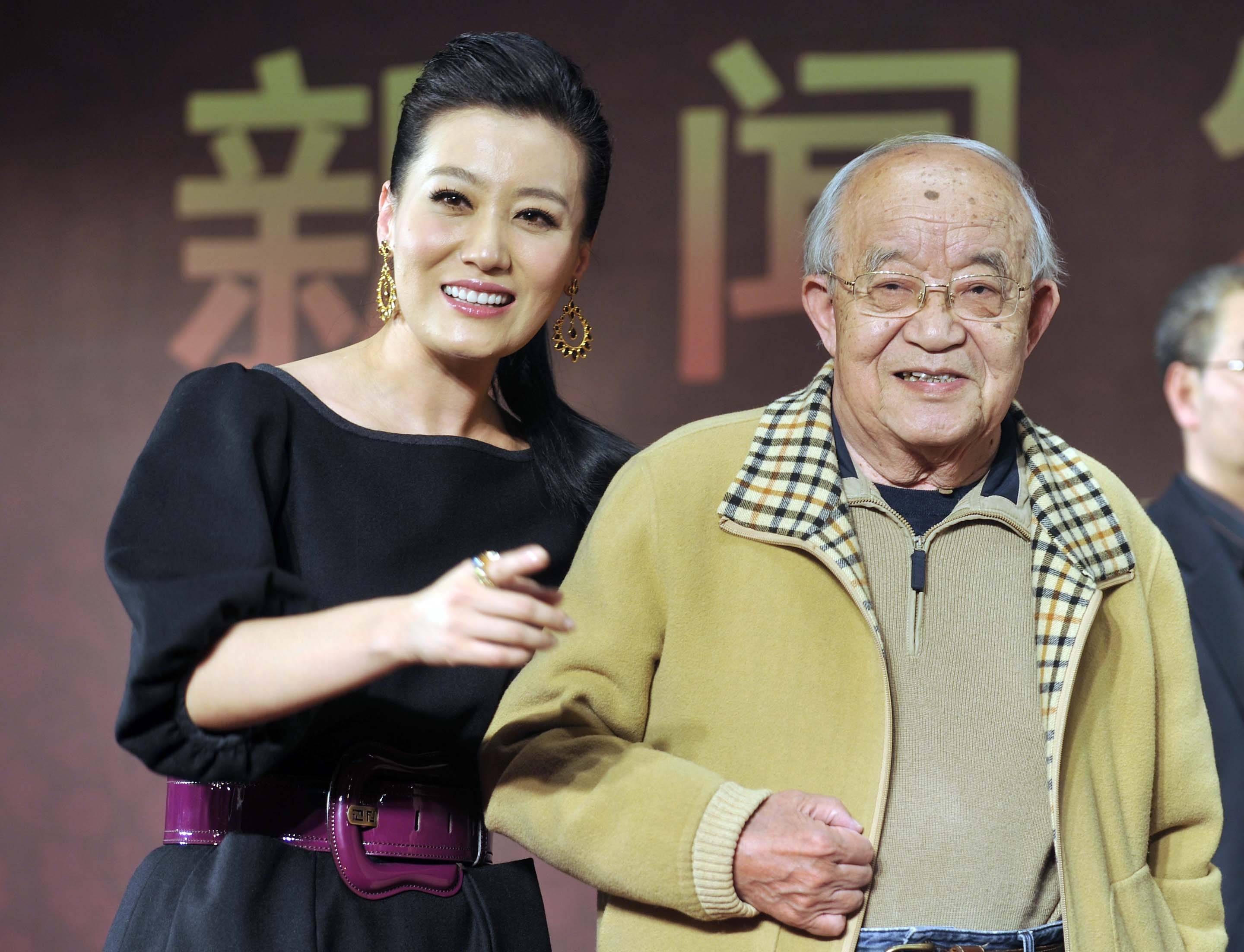 在北京举行发布会,主演谭晶与中国歌剧舞剧院前任院长乔羽合影