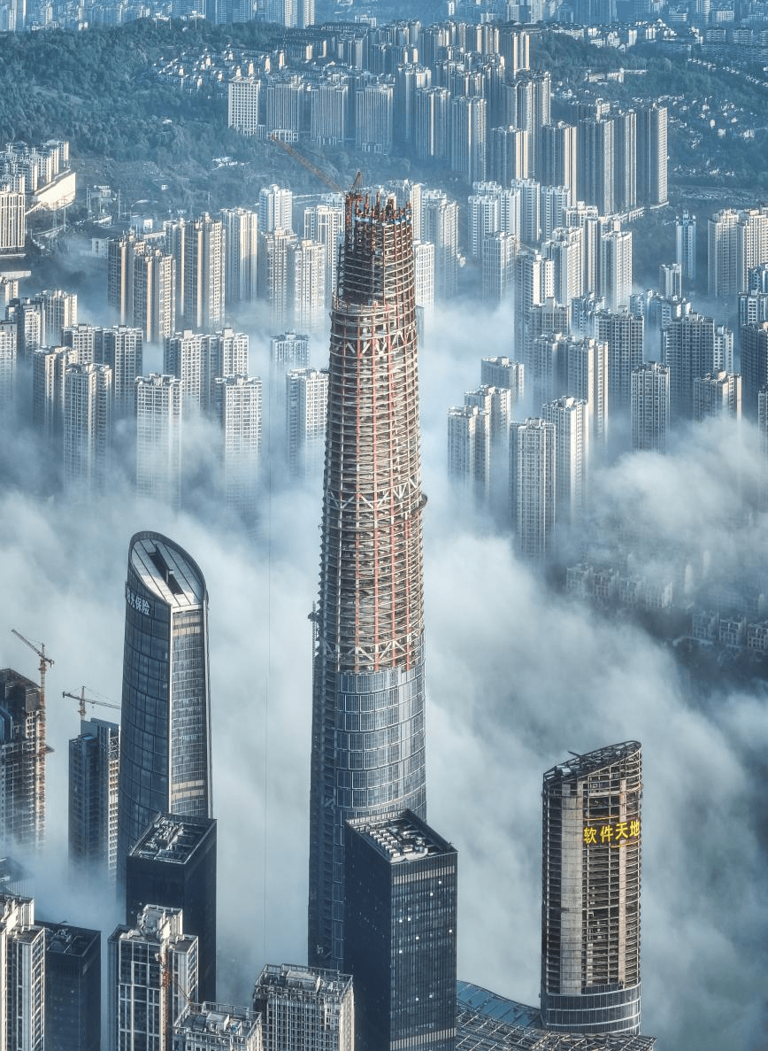 重庆第一高楼封顶,到底给重庆带来什么?