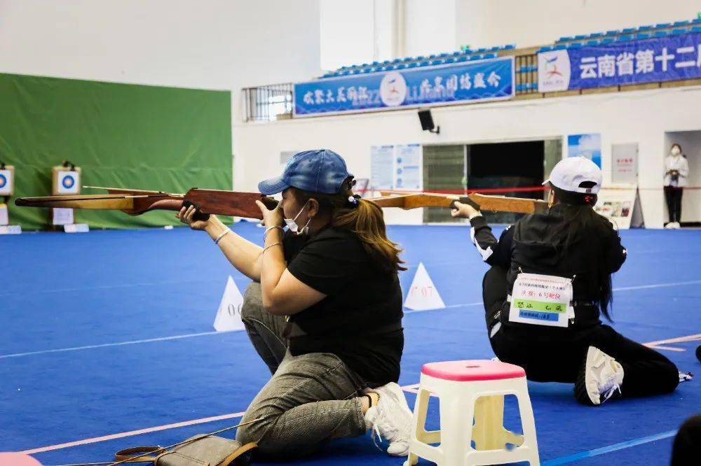 决赛赛后运动员们互相交流6月15日,射弩比赛进入民族标准弩比赛阶段