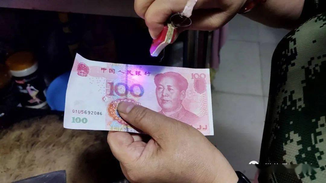 男子点了一碗面条付了100块现金店老板刚拿到钱男子拔腿就跑什么鬼