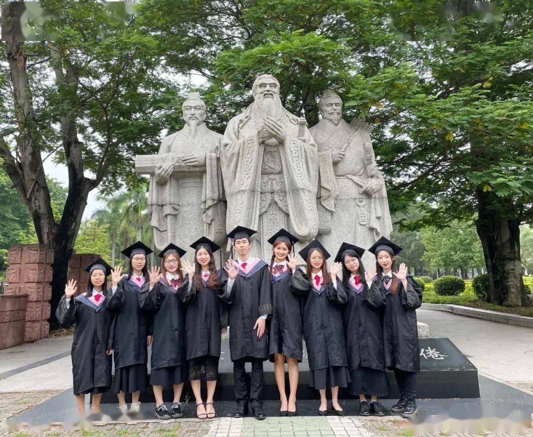华南师范大学毕业生在孔子像前拍照,愿往后为人师表华南农业大学紫荆