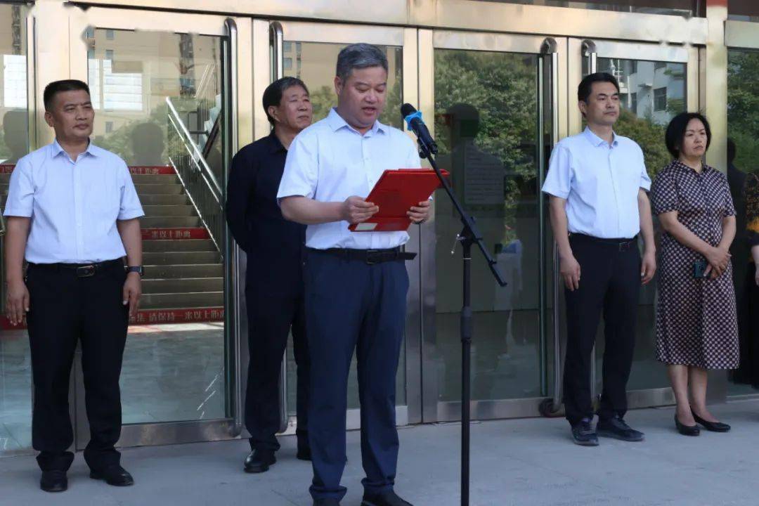 市特殊教育学校校长吴守刚向爱心企业赠送锦旗河南华信集团董事长