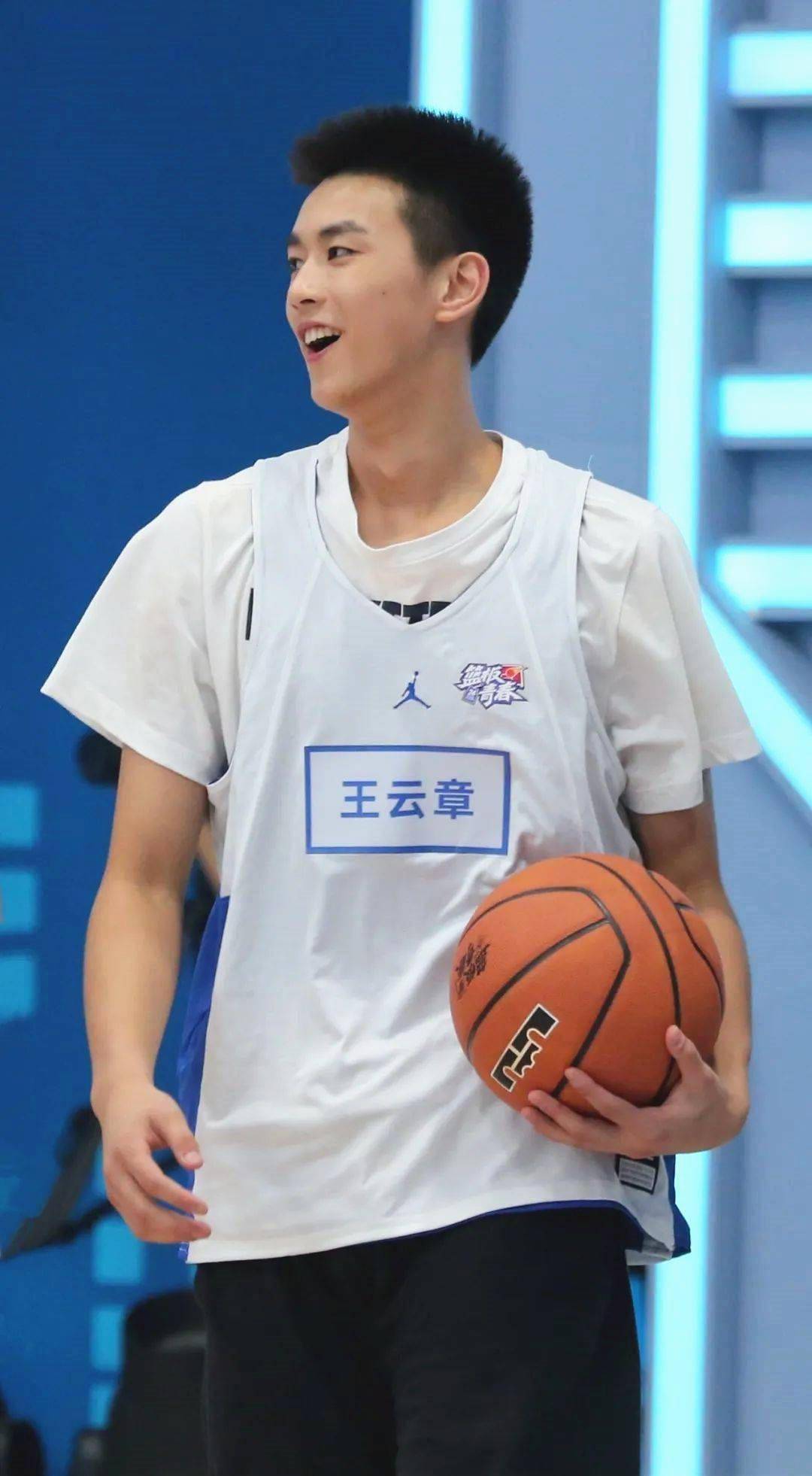 刚好入选了中国三人篮球国家队,与他一起入围的还有张殿梁,郭瀚宇