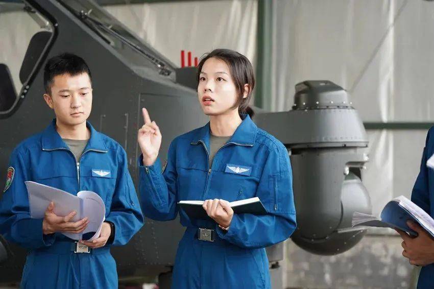 male helicopter pilots.陆航女飞行员韩佳宁。陆军第77集团军“英雄陆航旅”供图